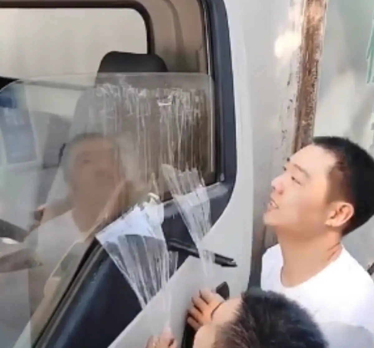 คนไทยทดลองให้ดูชัดๆ หลังมีคลิปสองหนุ่มจีนใช้เทปกาวดึงกระจกอย่างง่ายดาย