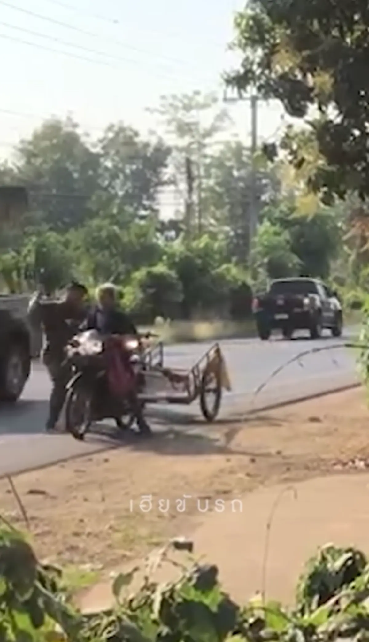 หนุ่มร่างท้วมเดือดสุดขีด ทำร้ายคนแก่กลางถนน