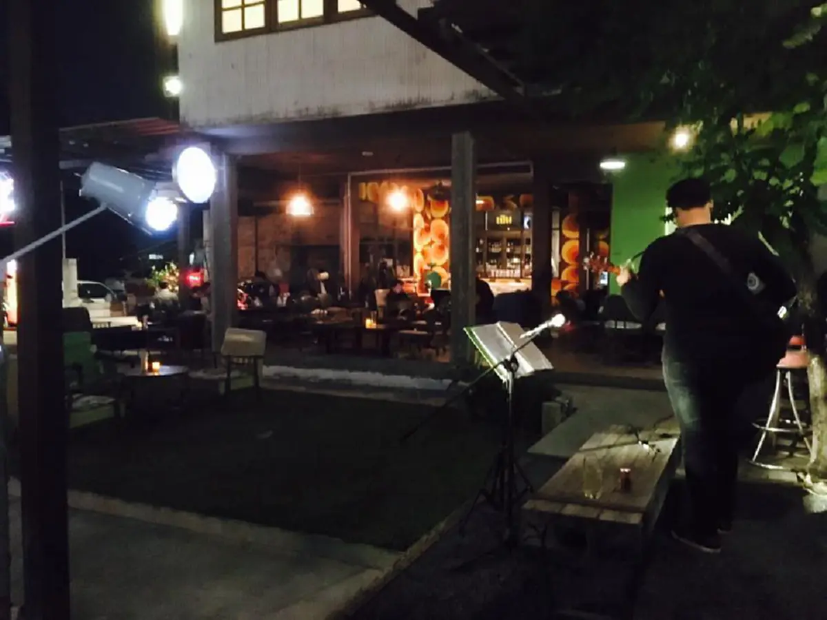 "แม่ได้ผัวฝรั่งหลอค่ะ"?? นักดนตรีหนุ่มสุดอึ้งเมื่อเล่นเพลงฝรั่ง เจอคนดูเขียนจดหมายสุดมะเทือนใจมาให้ โซเชียลจวกเละไปเขียนภาษาไทยให้ถูกก่อน!!!