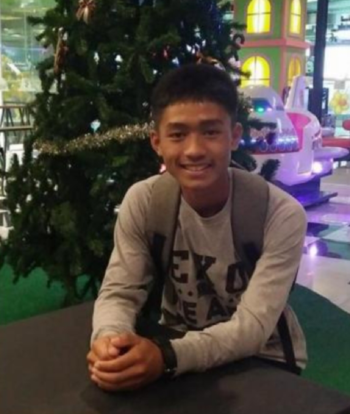 เปิดตัว ด.ช.อดุลย์  "ทีมหมูป่าติดถ้ำหลวง" พูดโต้ตอบกับนักประดาน้ำชาวอังกฤษได้อย่างคล่องแคล่ว เป็นเด็กเรียนเก่งได้เกรดเฉลี่ย 3.9