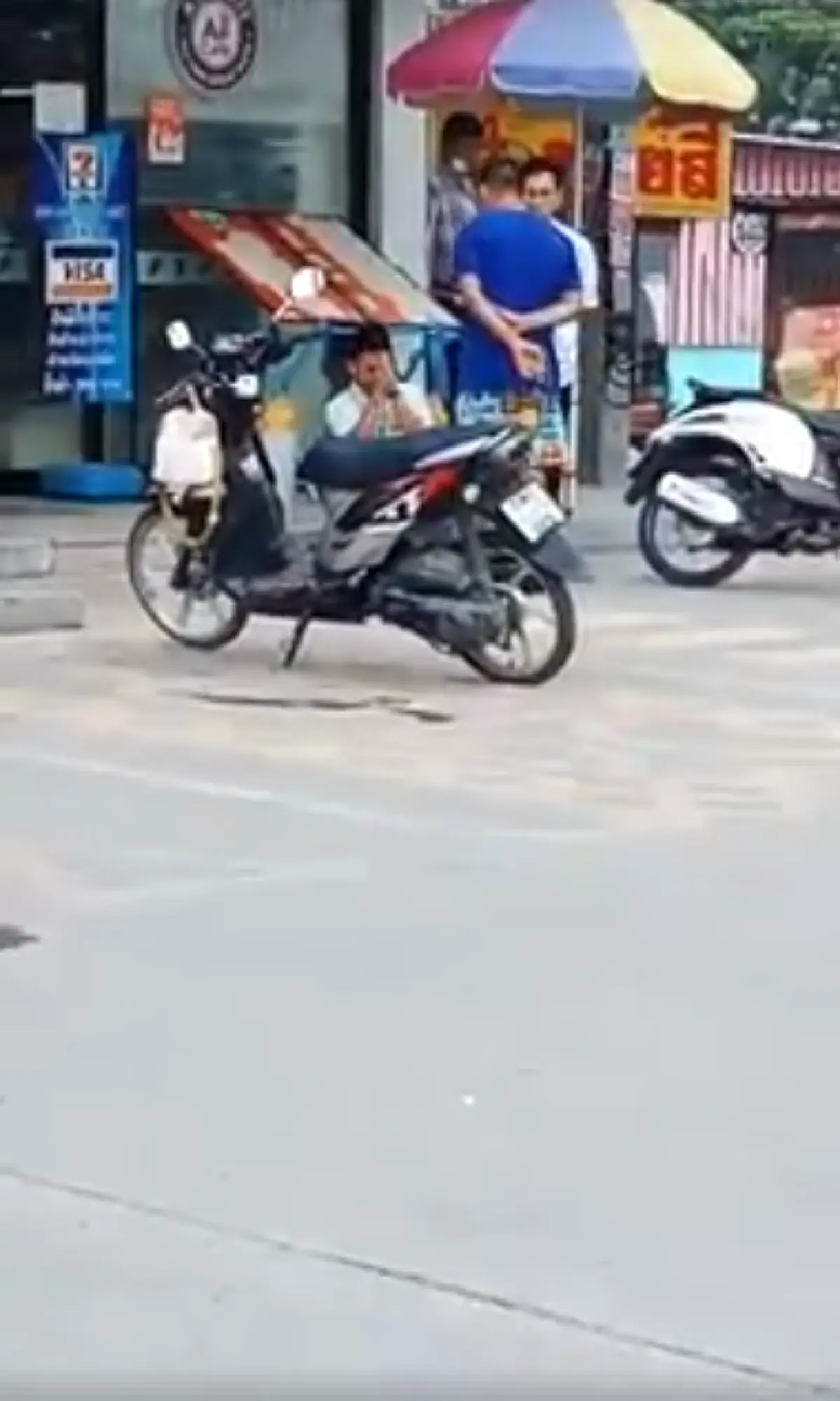 ลูกผู้ชายเหลือเกิน! หนุ่มหัวร้อน ให้พนักงานร้านสะดวกซื้อ ก้มกราบ ก่อนเตะเข้าหน้า แล้วไล่หวดต่อไม่ไว้หน้า!(คลิป)