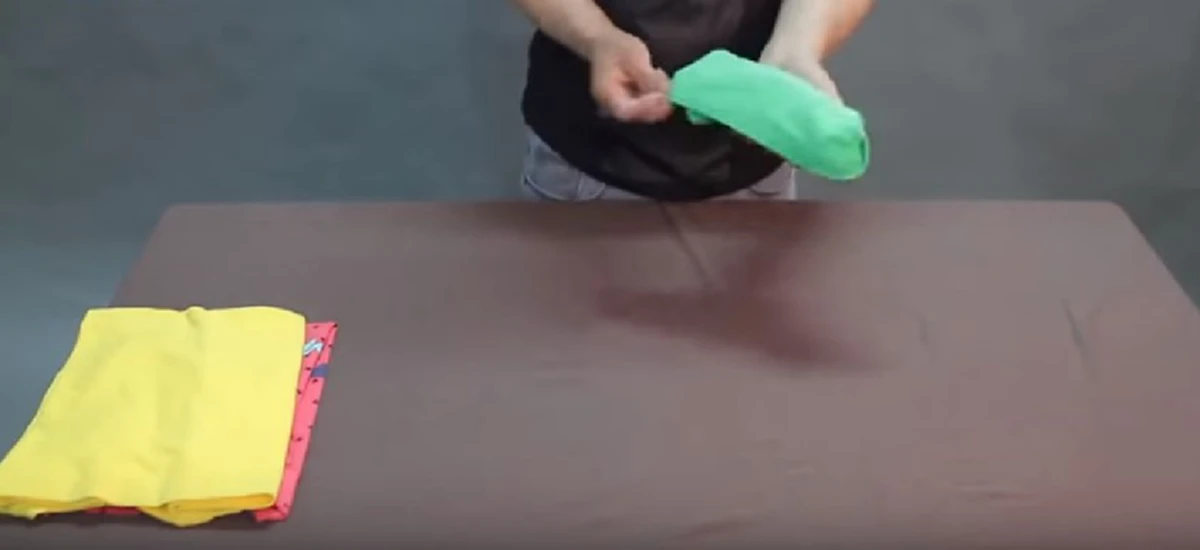 ง่ายมากๆพับผ้าใส่กระเป๋าเดินทาง ให้ประหยัดพื้นที่แถมเสื้อผ้าไม่มียับ ด้วยขั้นตอนง่ายๆแต่ได้ผลสุดๆ(คลิป)