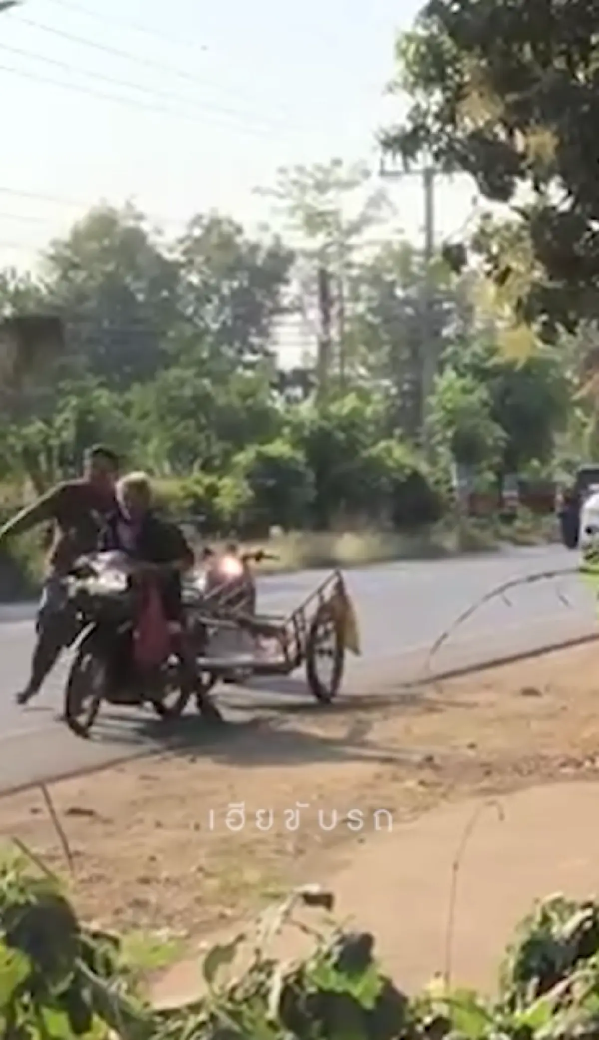 หนุ่มร่างท้วมเดือดสุดขีด ทำร้ายคนแก่กลางถนน