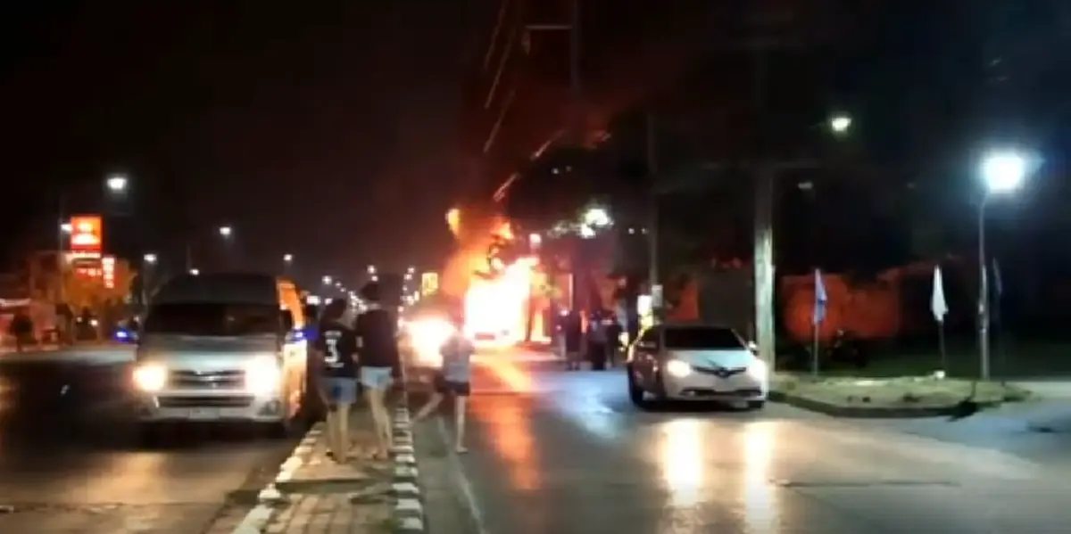 วินาทีชีวิต!!! หวิดย่างสดหนุ่มขอนแก่น ไฟไหม้ท่วมคันรถยนต์ติดแก๊ส!!!(คลิป)