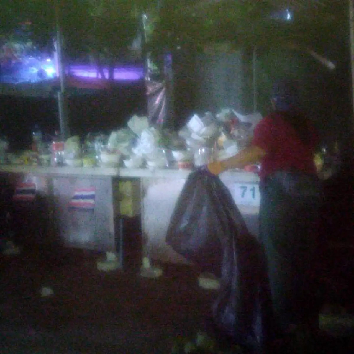 ใครที่จะไปงานกาชาด ขอให้ท่านพกถุงผ้า และรักษาสิ่งแวดล้อม เจ้าหน้าที่เก็บขยะจนรุ่งสางมาหลายคืน!