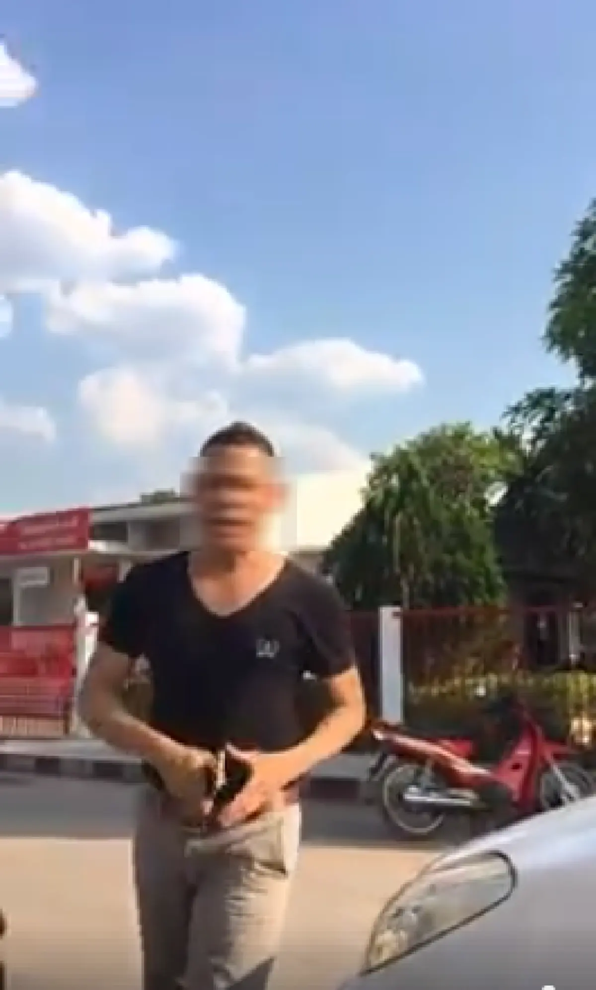 ทำไมต้องตบหนูด้วยอะ!!? แชร์สนั่น ชายแต่งชุดคล้ายทหารบีบแตรไล่ ไม่พอใจหัวร้อนลงมาตบผู้หญิงสนั่น.."ทหารเค้าทำกันแบบนี้หรอคะ"!!?(คลิป)