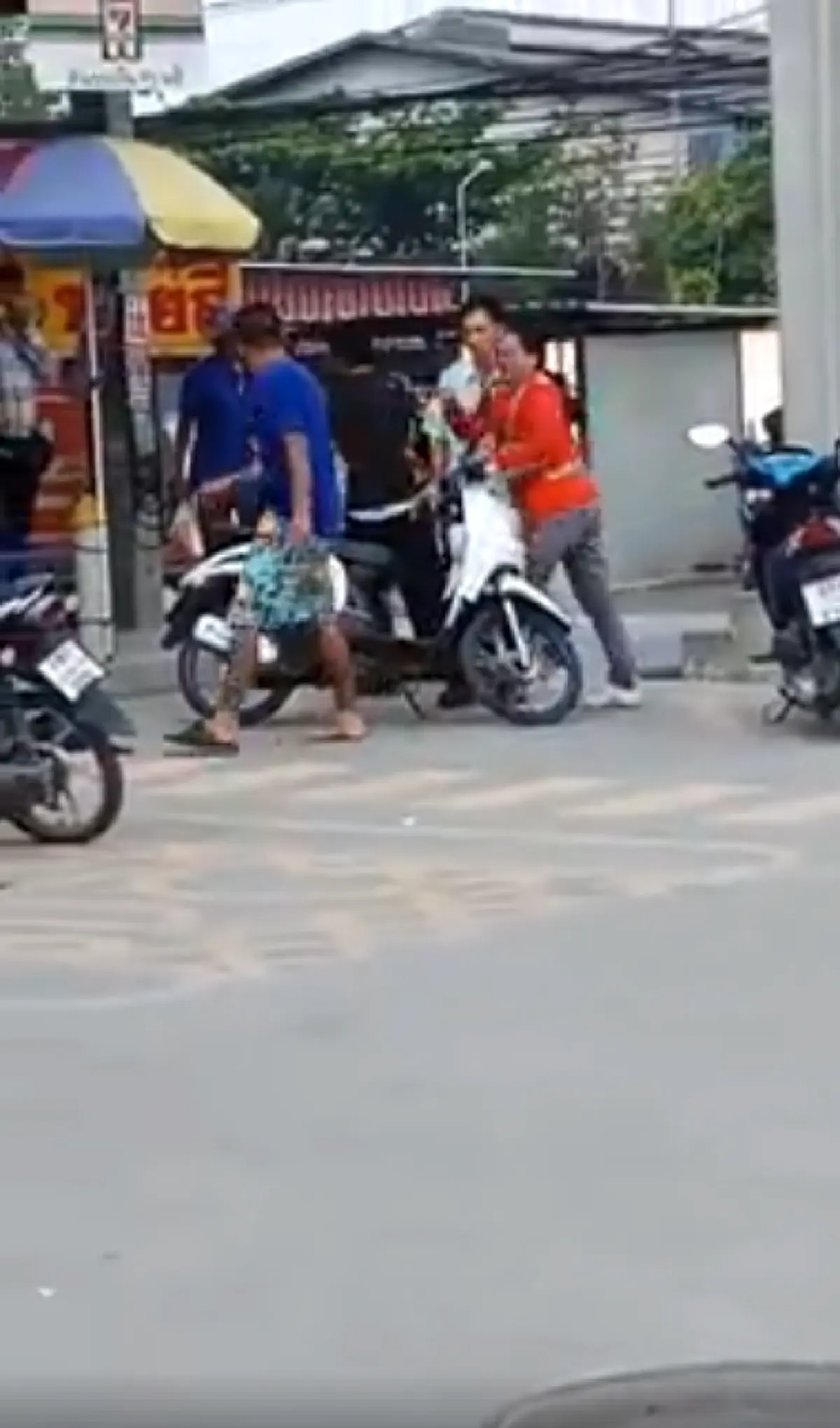 ลูกผู้ชายเหลือเกิน! หนุ่มหัวร้อน ให้พนักงานร้านสะดวกซื้อ ก้มกราบ ก่อนเตะเข้าหน้า แล้วไล่หวดต่อไม่ไว้หน้า!(คลิป)