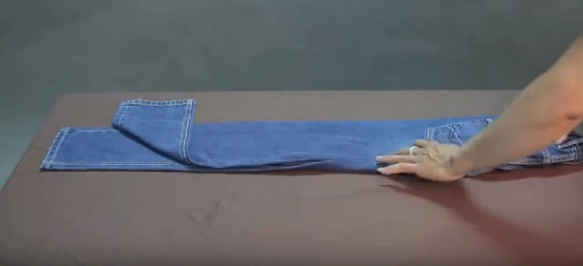 ง่ายมากๆพับผ้าใส่กระเป๋าเดินทาง ให้ประหยัดพื้นที่แถมเสื้อผ้าไม่มียับ ด้วยขั้นตอนง่ายๆแต่ได้ผลสุดๆ(คลิป)