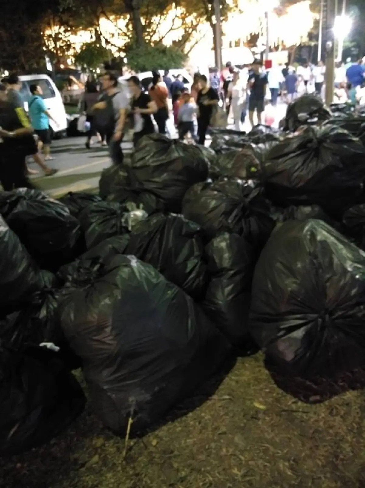 ใครที่จะไปงานกาชาด ขอให้ท่านพกถุงผ้า และรักษาสิ่งแวดล้อม เจ้าหน้าที่เก็บขยะจนรุ่งสางมาหลายคืน!