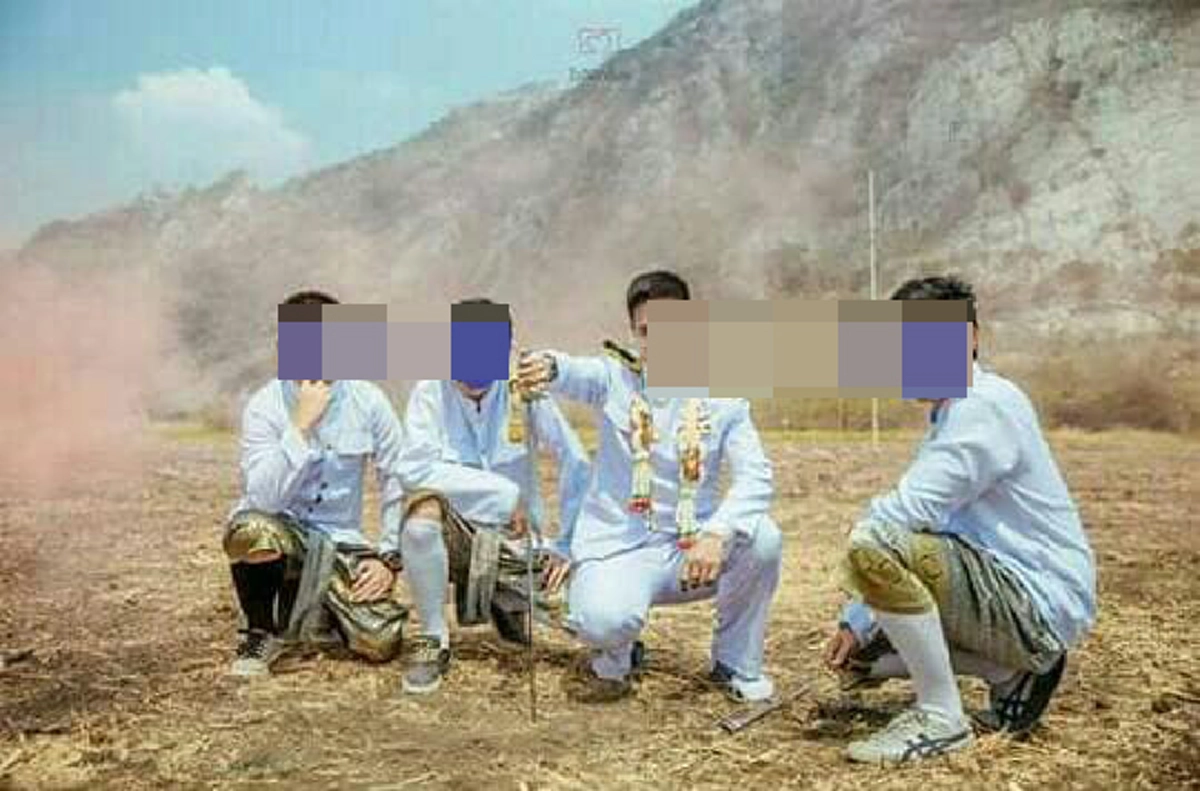 แฉ! พลทหารที่ปลดฯไปแล้ว ใส่ชุดปกติขาวแต่งงานลอยหน้าลอยตา หลอกเมียตัวเอง ล่าสุดเมียรู้ความจริงแล้ว!