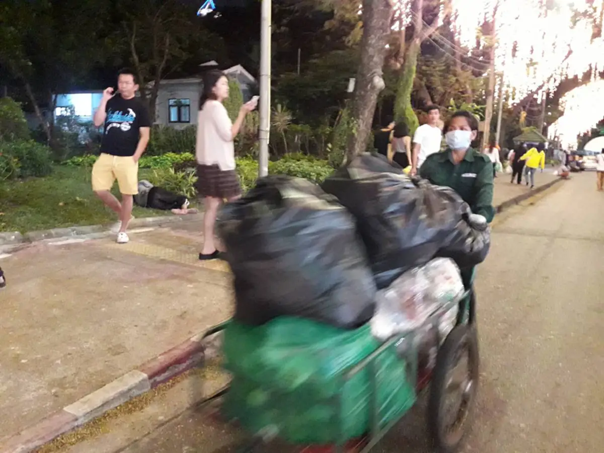 ใครที่จะไปงานกาชาด ขอให้ท่านพกถุงผ้า และรักษาสิ่งแวดล้อม เจ้าหน้าที่เก็บขยะจนรุ่งสางมาหลายคืน!