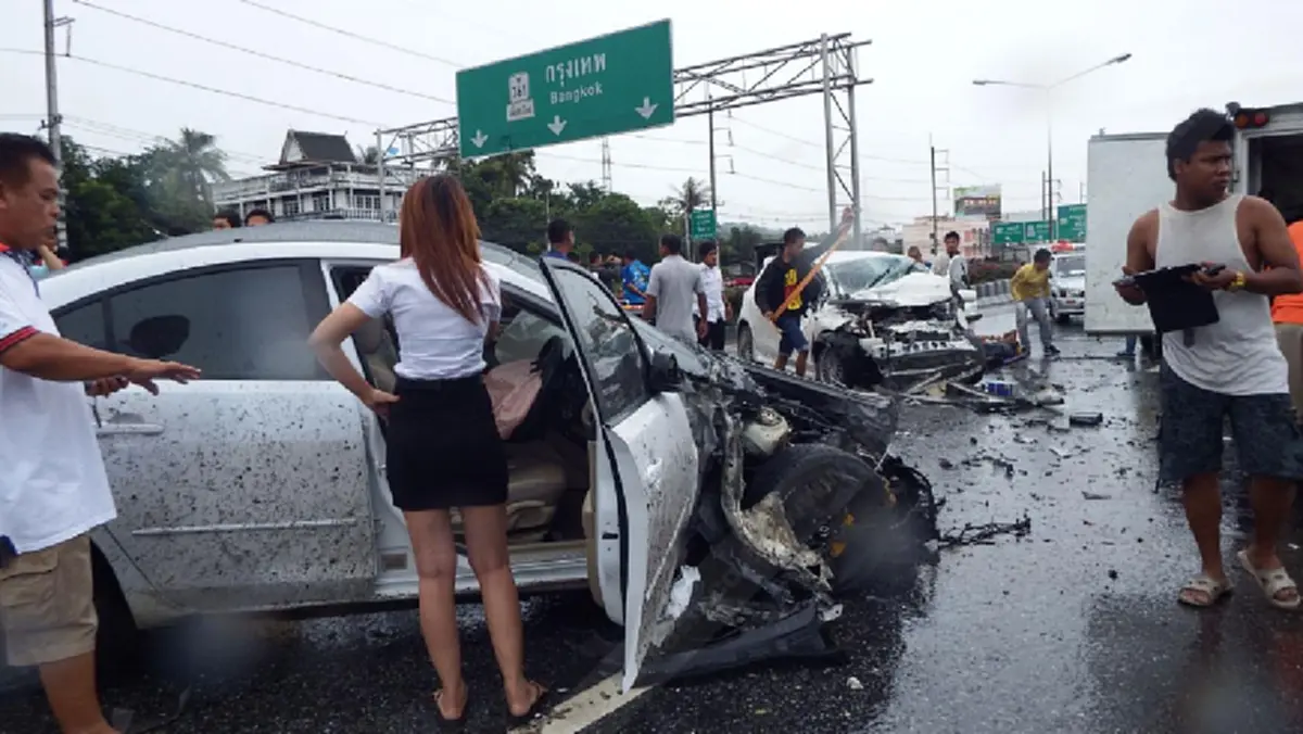 เสียรู้มาตั้งนาน!!! ถ้ารถของเราถูกชน สามารถเรียกเงินก้อนโตจากประกันได้ เพียงทำตามขั้นตอนดังต่อไปนี้!!!