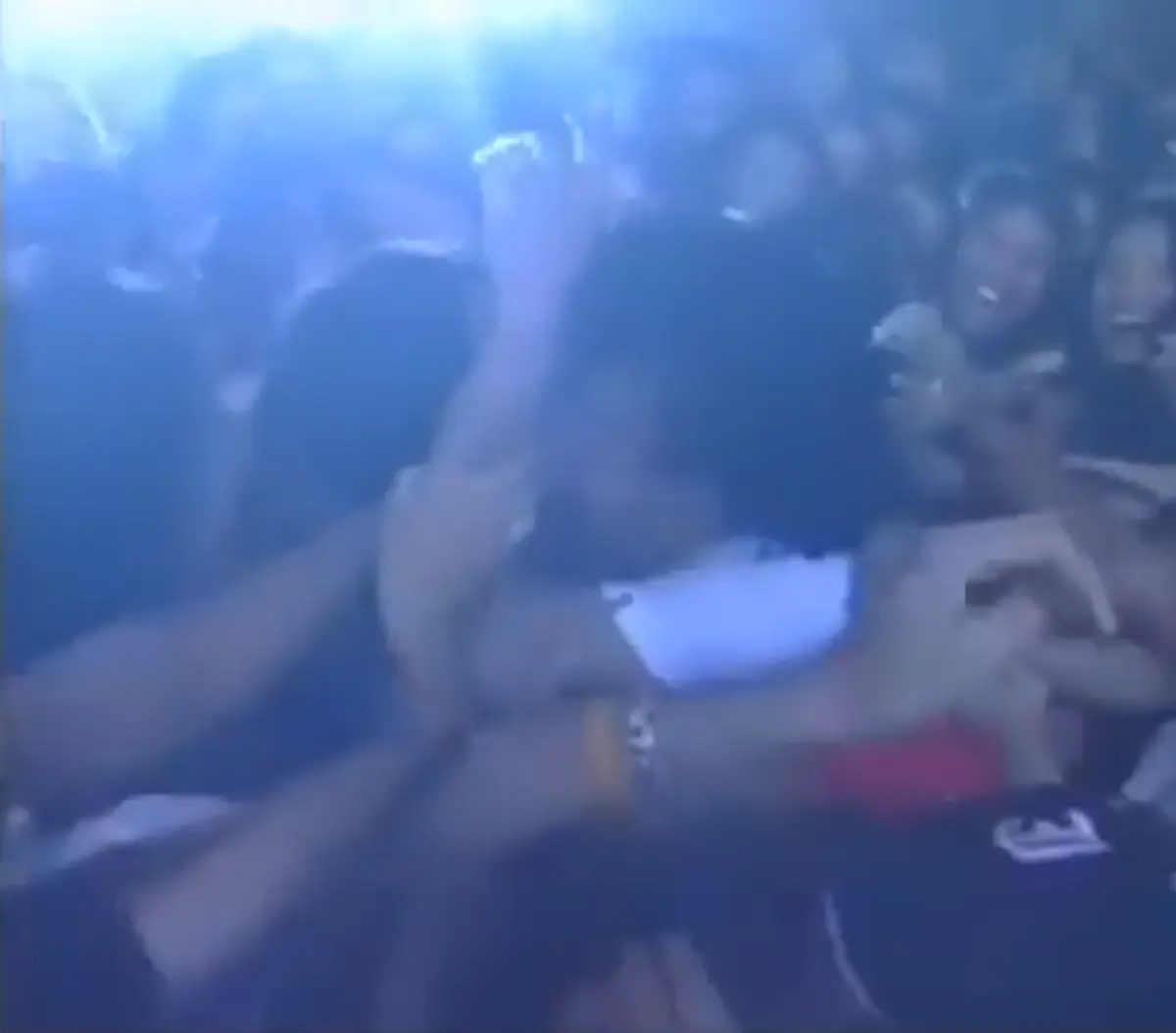 เพื่อนๆครับ สุดท้ายสุดๆเลยดีมั้ยครับ! คำพูดสุดท้ายของ"เสก โลโซ" ก่อนปลดปล่อยความคลั่งกลางเวที กระโดดหาคนดู ถอดเสื้อ จนกลายเป็นคลิปในตำนาน