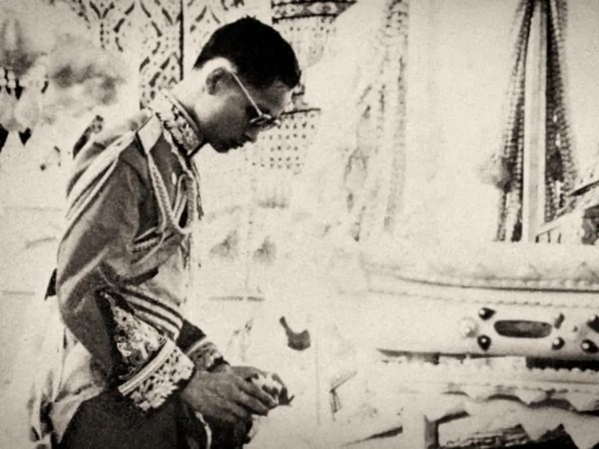 ย้อนชมภาพแห่งความคิดถึง !! "ในหลวงรัชกาลที่ ๙" ในวันถวายบังคมพระบรมศพ "ในหลวงรัชกาลที่ ๘" (รายละเอียด)