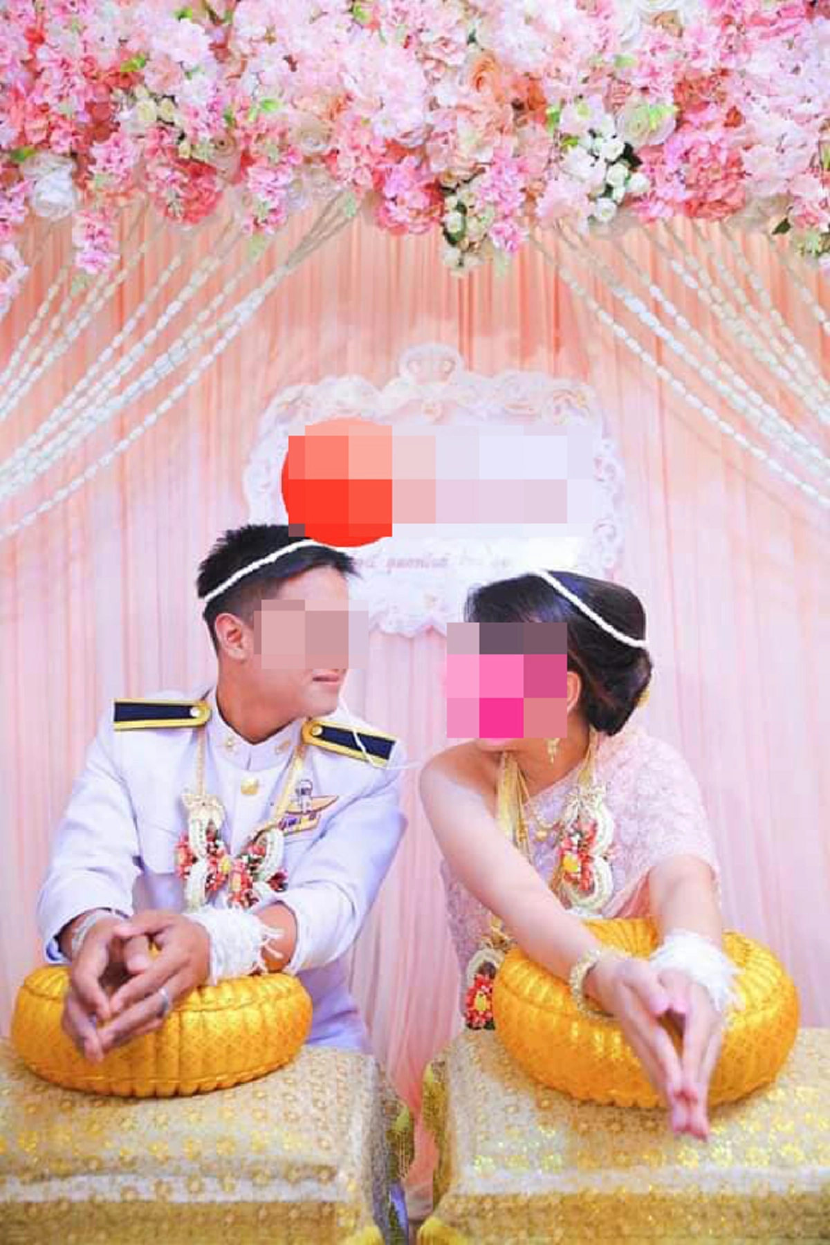 แฉ! พลทหารที่ปลดฯไปแล้ว ใส่ชุดปกติขาวแต่งงานลอยหน้าลอยตา หลอกเมียตัวเอง ล่าสุดเมียรู้ความจริงแล้ว!