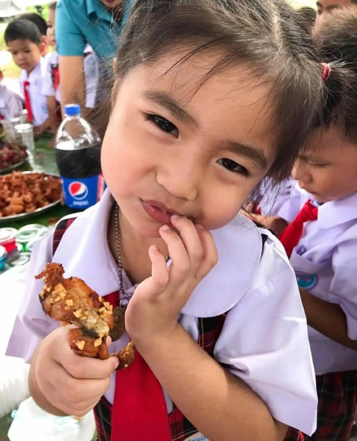 เปิดโลกการเรียนรู้! หนูน้อยอนุบาลเรียนเรื่อง กบ การเกิด ลองจับตัว จนสุดท้ายเป็นขั้นตอนการกินกบทอด!