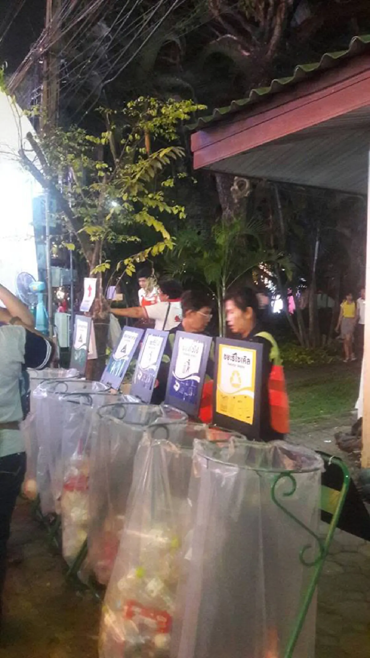 ใครที่จะไปงานกาชาด ขอให้ท่านพกถุงผ้า และรักษาสิ่งแวดล้อม เจ้าหน้าที่เก็บขยะจนรุ่งสางมาหลายคืน!