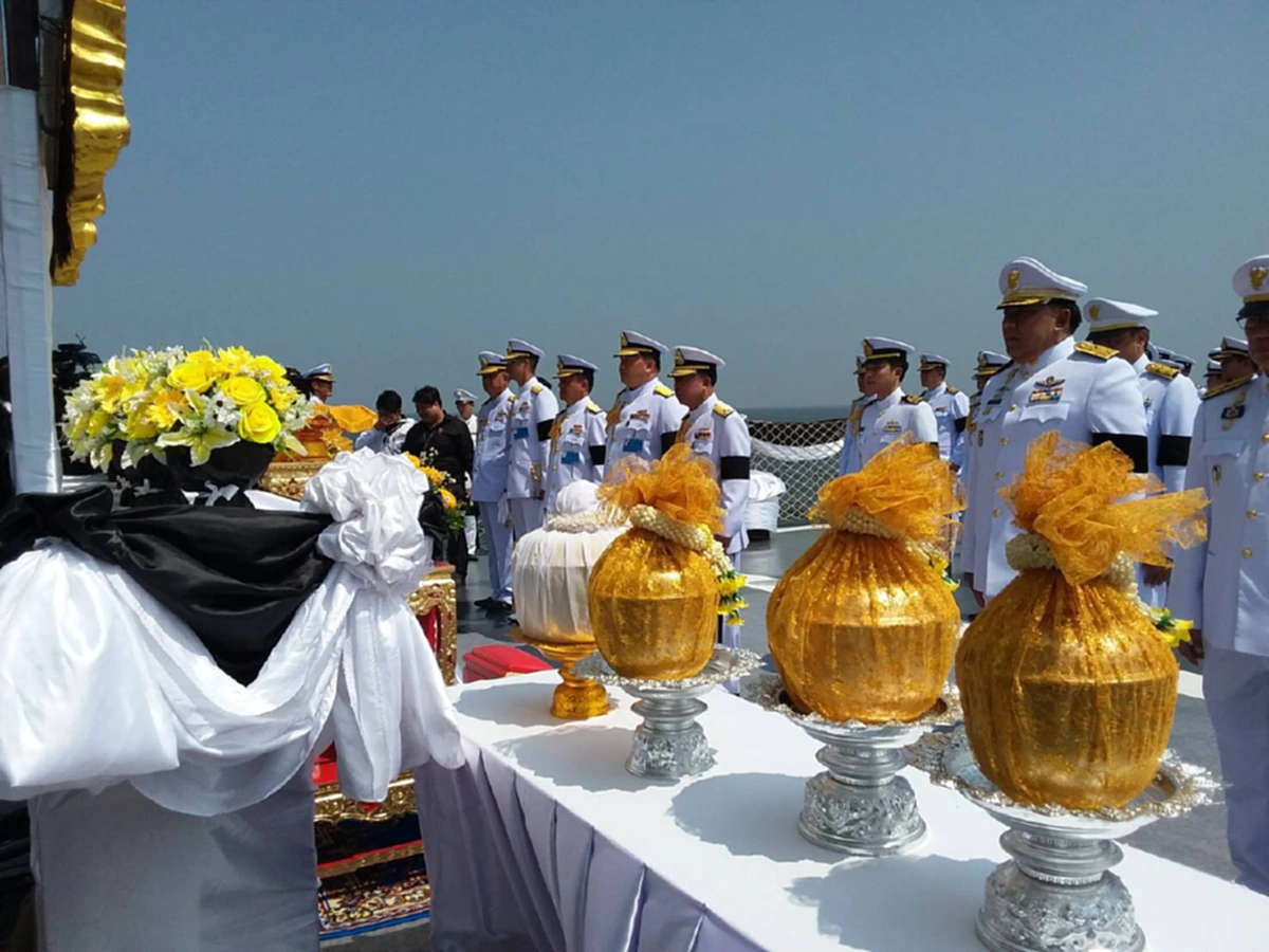 “เป็นเกียรติของหน่วยงาน”  ทร.จัดเรือหลวงสีชังลอยเถ้าดอกไม้จันทน์พระราชพิธีถวายพระเพลิง จากประชาชน 50 เขต 113 แห่งทั่วกรุงเทพฯ