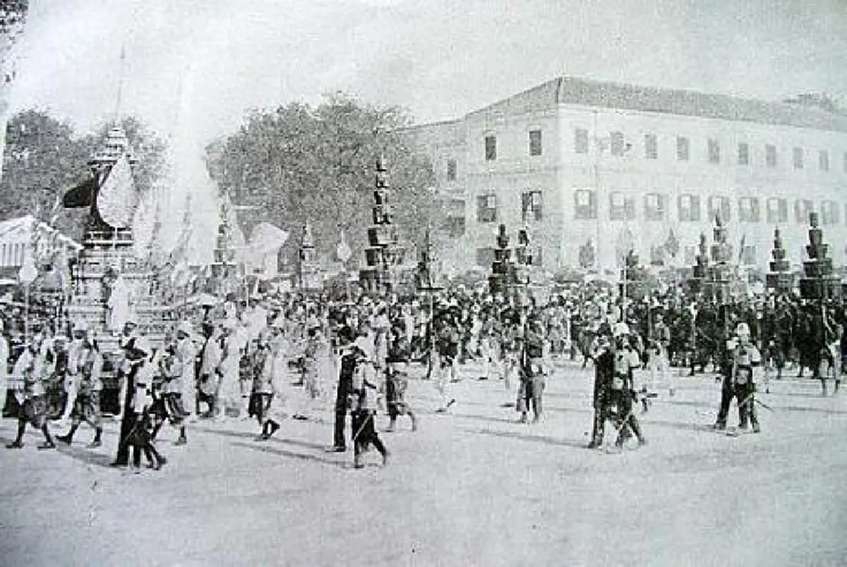 ธรรมเนียมโบราณที่ถูกยกเลิก!! "การโยงโปรยในริ้วกระบวนแห่พระบรมศพ" เรื่องรบกวนพระราชหฤทัย ร.๖ เมื่อครั้งแห่พระบรมศพ "พระพุทธเจ้าหลวง" !!