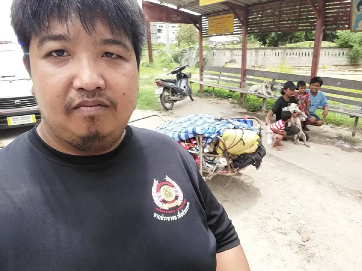 ด้วยรักและผูกพัน "พี่ศักดิ์" นำอัฐิภรรยาเดินเท้าจากตรังถึงเชิงดอยอินทนนท์แล้ว "กระเช้า-นะโม"น่ารักสุดๆ