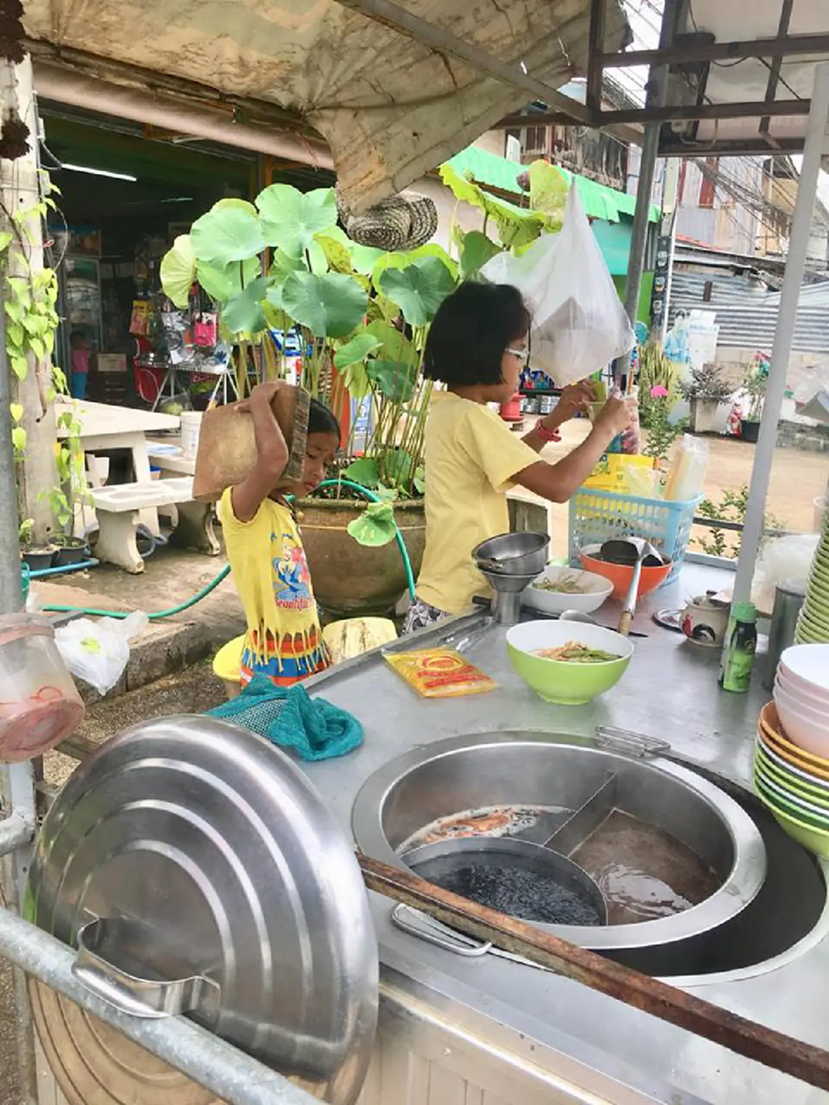 หนูเก่งมากๆลูก เด็กหญิงวัยประถมเปิดร้านก๋วยเตี๋ยวแทนแม่ที่นอนป่วย อายุแค่นี้หาเงินได้ด้วยตัวเอง! (คลิป)