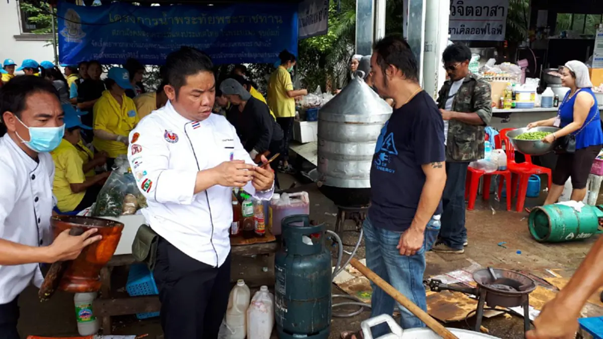 กองทัพต้องเดินด้วยท้อง! เชฟมือฉมังร่วมปรุงมื้อพิเศษ เพิ่มพลังเจ้าหน้าที่ลุยภารกิจช่วย 9 ชีวิตทีมหมูป่า ขอช่วยในสิ่งที่าเราถนัด! (มีคลิป)
