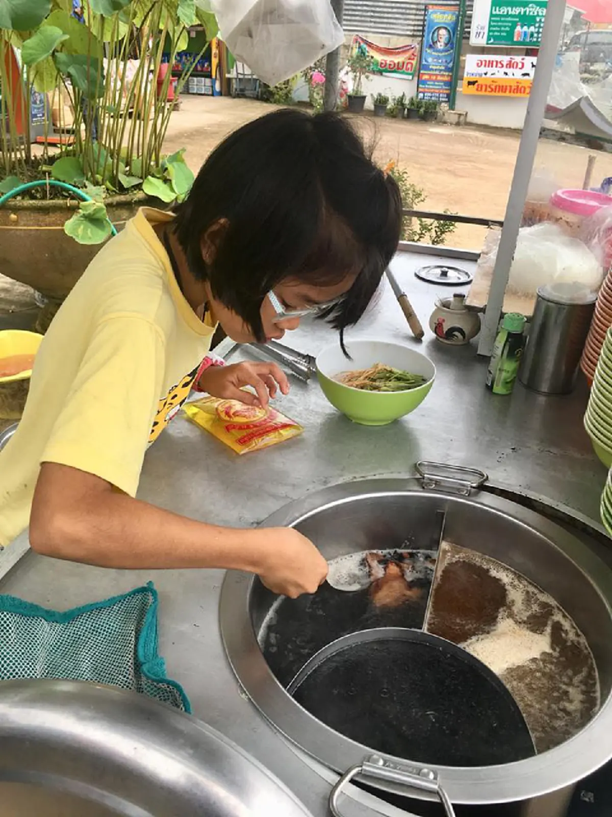 หนูเก่งมากๆลูก เด็กหญิงวัยประถมเปิดร้านก๋วยเตี๋ยวแทนแม่ที่นอนป่วย อายุแค่นี้หาเงินได้ด้วยตัวเอง! (คลิป)