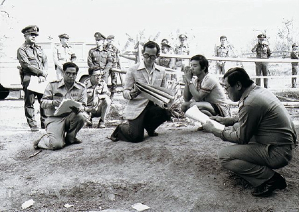 อย่ายืนค้ำหัวพูดกับราษฎร!! พระราชดำรัสของ "ในหลวง" ที่สมเด็จพระนางเจ้าฯ ทรงถือปฏิบัติมาตลอด เป็นที่มาของภาพคุ้นตาของพสกนิกรชาวไทย !!