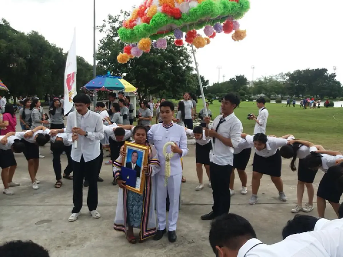เพลงบูมล้อม"บัณฑิตใหม่"รุ่นพี่ขอให้ร้องเพื่อแม่ คนซึ่งยืนข้างมาทั้งชีวิตฟังแล้วน้ำตาซึม