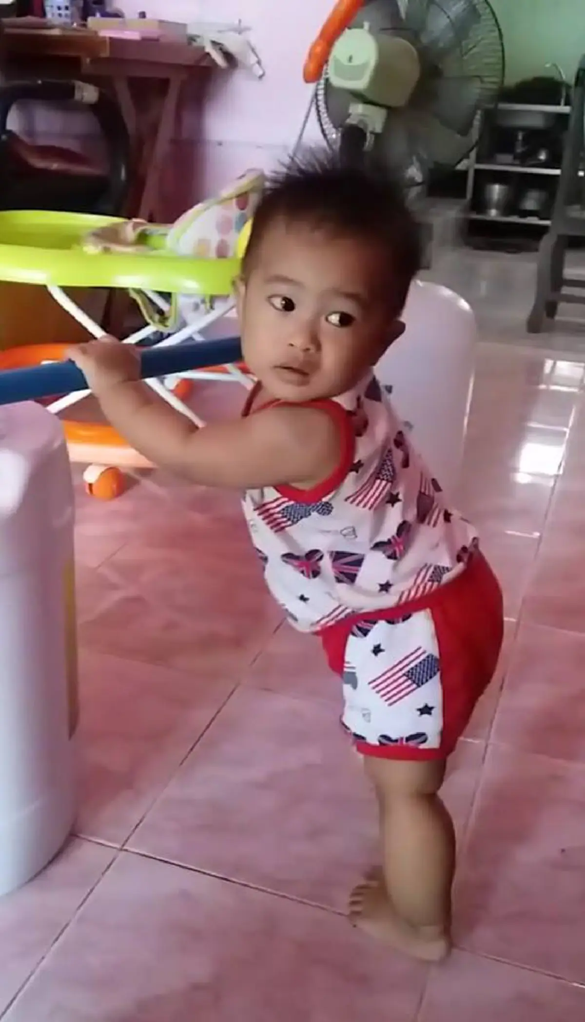 ลองทำกันดู สุดยอดไอเดีย ประดิษฐ์เครื่องหัดเดินสำหรับ"ลูกน้อย"เเบบง่ายๆ สุดประหยัด ได้ผลดีเยี่ยม(คลิป)