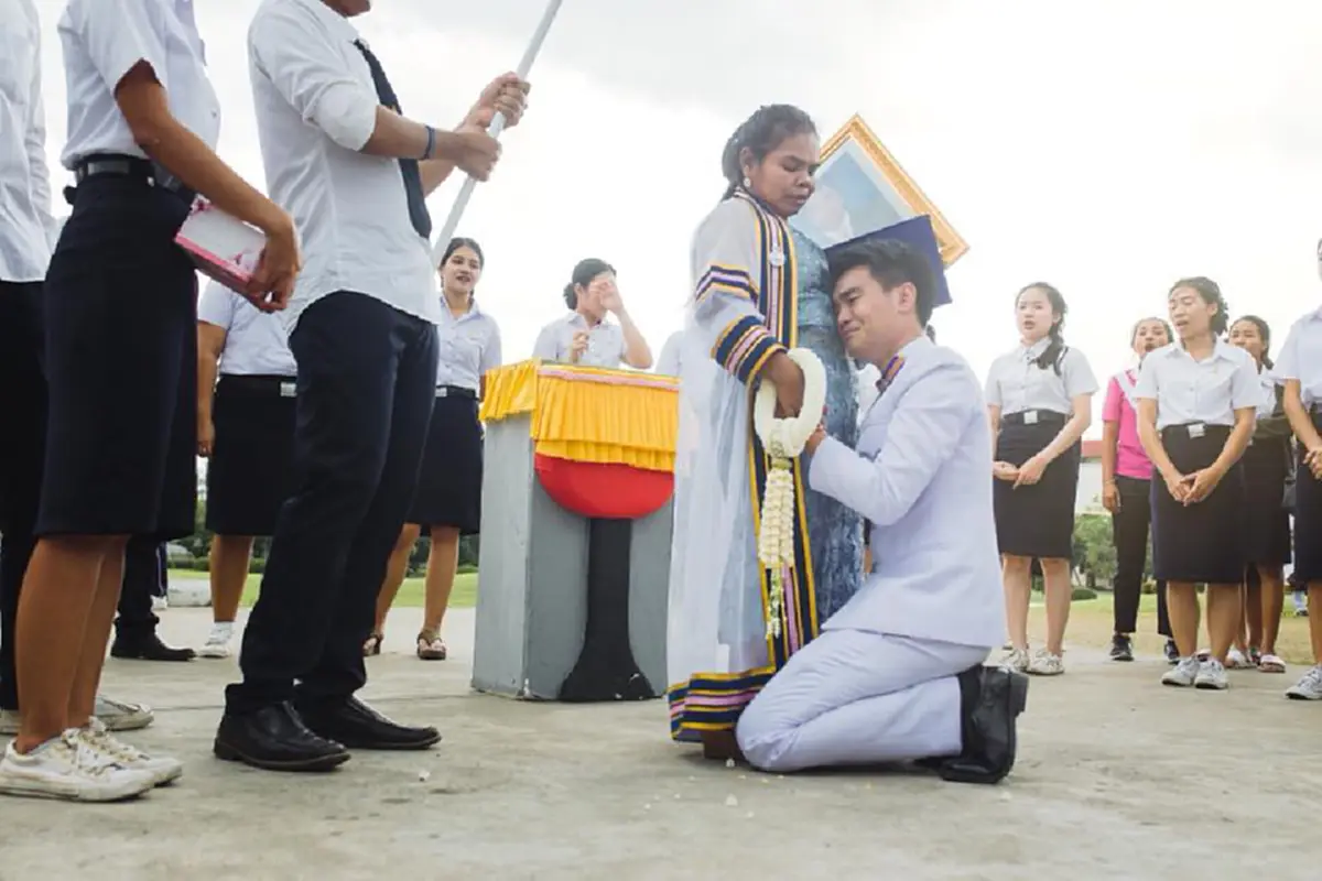 เพลงบูมล้อม"บัณฑิตใหม่"รุ่นพี่ขอให้ร้องเพื่อแม่ คนซึ่งยืนข้างมาทั้งชีวิตฟังแล้วน้ำตาซึม