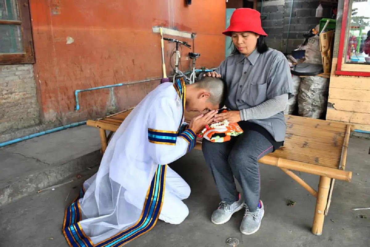 ไม่ลืมบุญคุณ "บัณฑิตหนุ่ม" สวมชุดครุย ก้มกราบตักวินจยย.รับจ้าง ผู้มีพระคุณที่ทำให้เขามีวันนี้