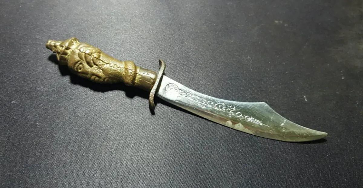 "อ.ชุม ไชยคีรี" สอนศิษย์สะเดาะห์กุญแจ..จับผูกไว้ข้างโลงศพในป่าช้าอย่างแน่นหนา ท่ามกลางเสียงสุนัขที่หอนอย่างเยือกเย็น..