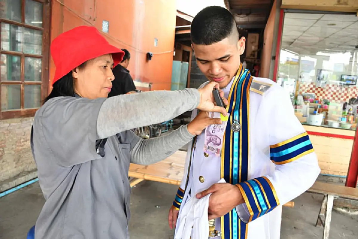 ไม่ลืมบุญคุณ "บัณฑิตหนุ่ม" สวมชุดครุย ก้มกราบตักวินจยย.รับจ้าง ผู้มีพระคุณที่ทำให้เขามีวันนี้