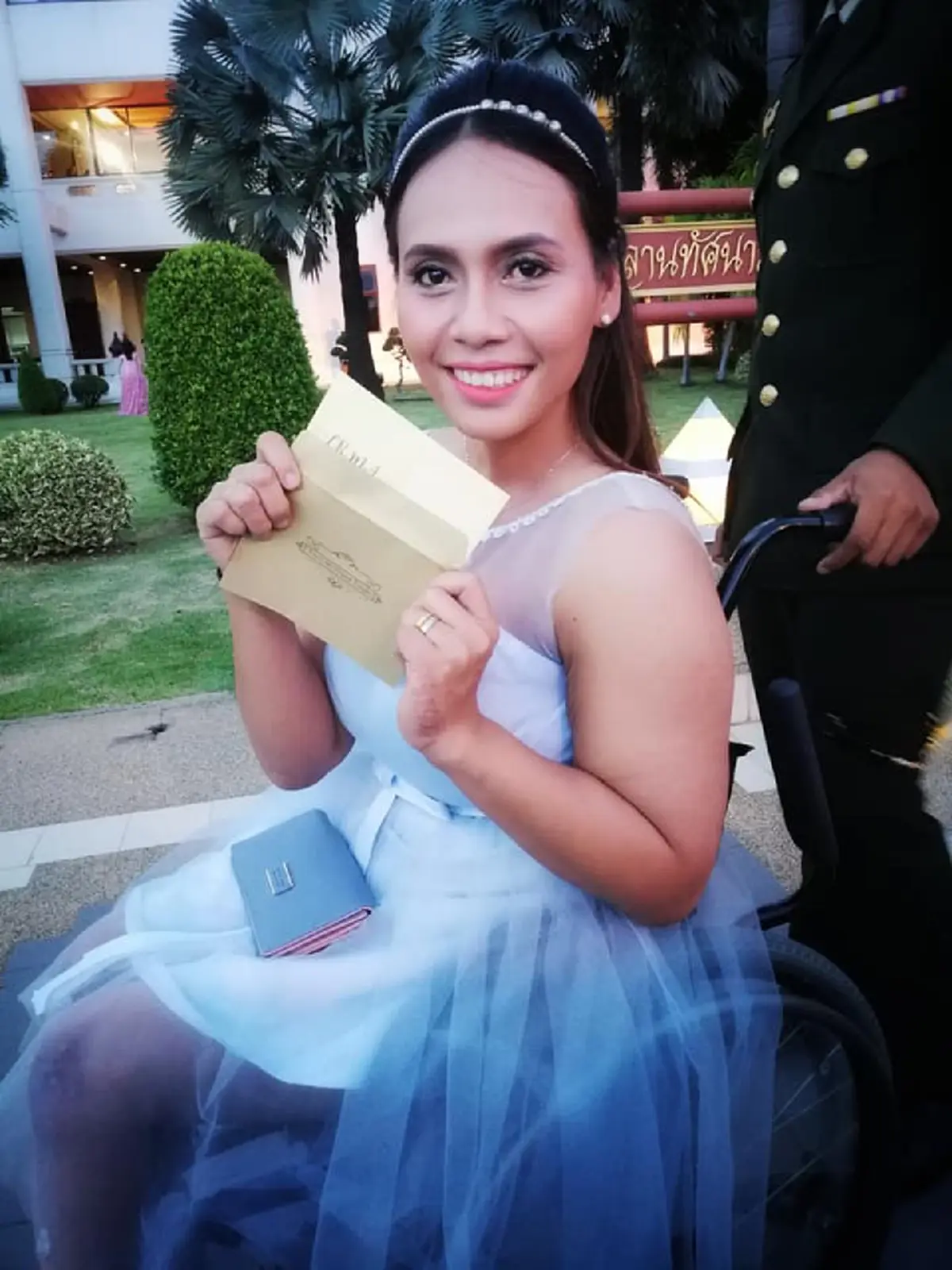 "พี่ไม่กล้าไป กลัวน้องอายคนอื่น" ...น้ำตาซึมน้องชายนายร้อยเข็นรถพาพี่สาวพิการออกงานไม่แคร์สายตาใคร สานฝัน10ปีที่ให้สัญญา