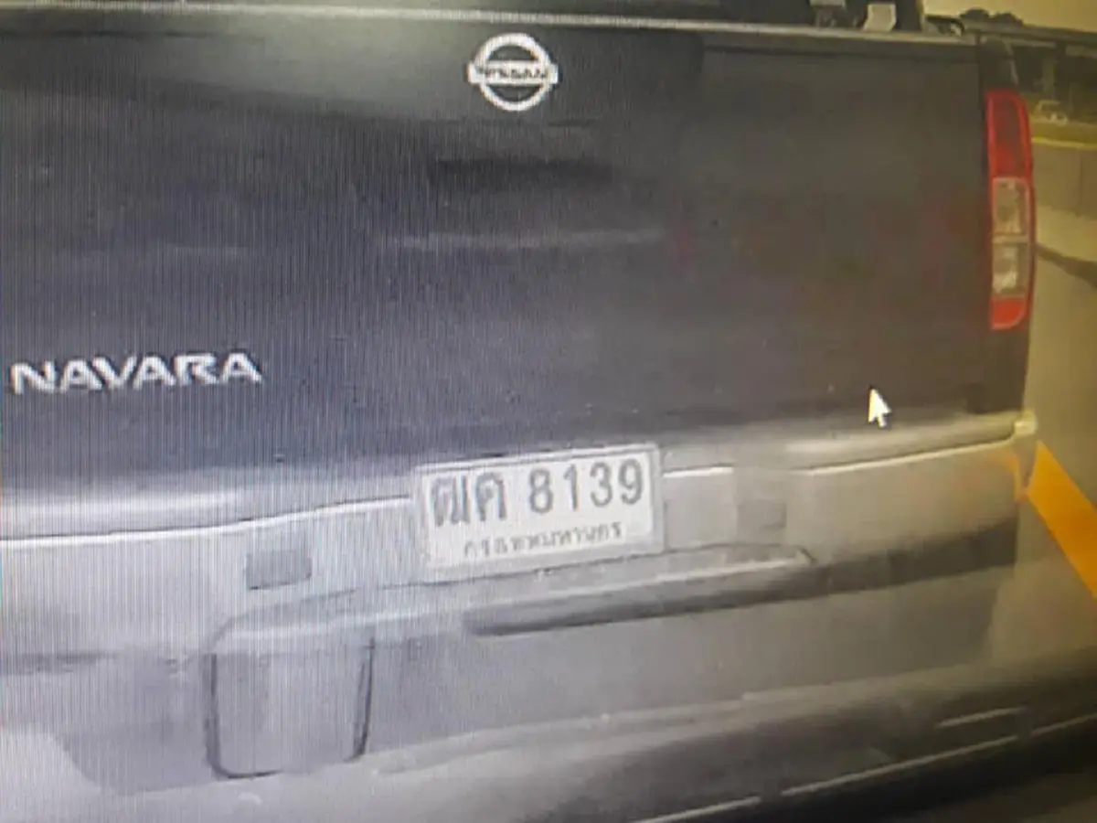 หวิดสิ้นชีพ? "กระบะหัวร้อน" ขับปาดหน้า "รถเก๋ง" เสียหลักพลิกคว่ำ! ชาวเน็ตจวกผิดทั้งคู่!! (คลิป)