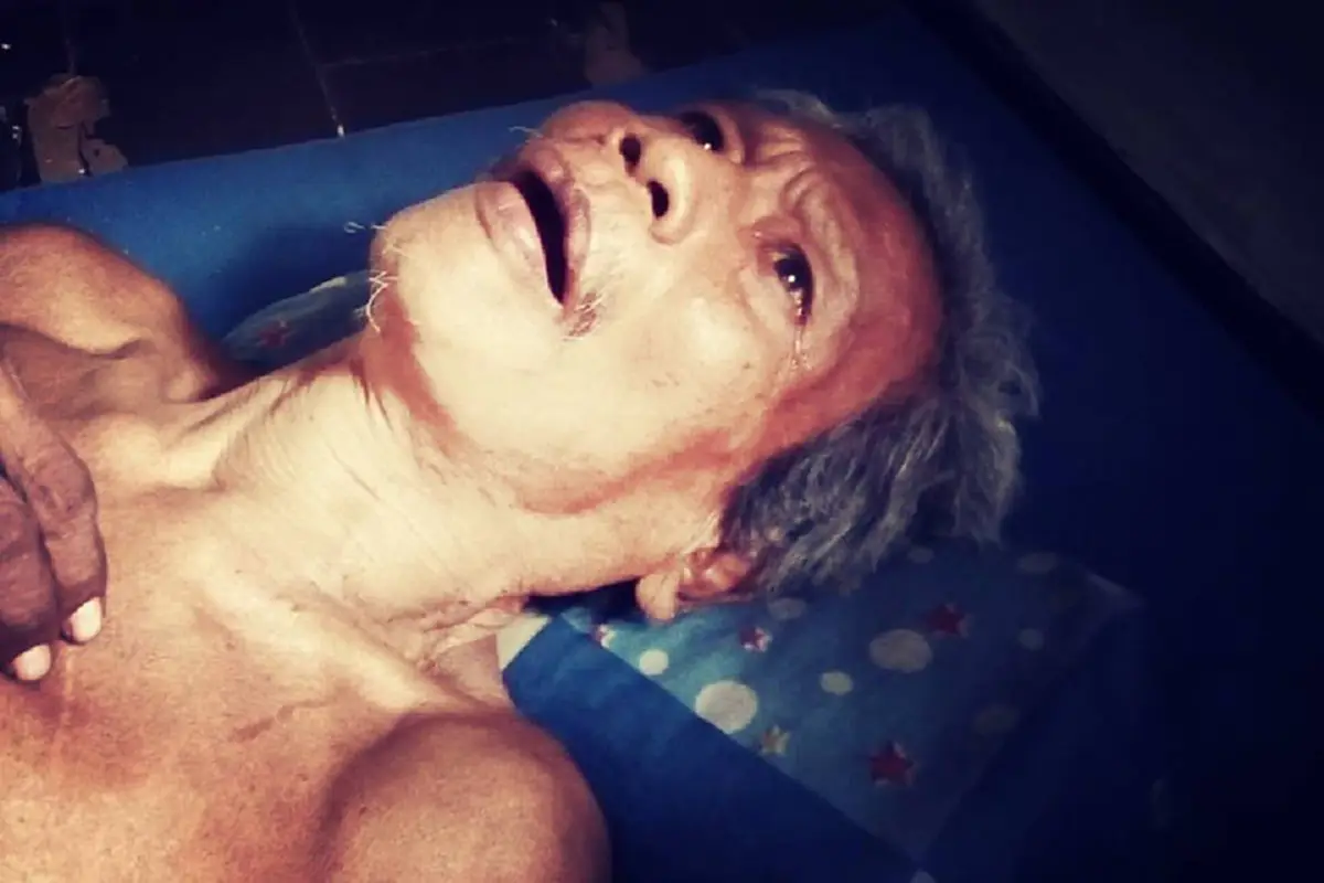 เศร้าชีวิต ลุงชราถูกทิ้งนอนเดี่ยวสภาพสุดอนาถเปื้อนเหม็นสุดๆ ชาวบ้านสงสารตามลูกดูแลเจอตอกกลับทำจุกหัวใจ