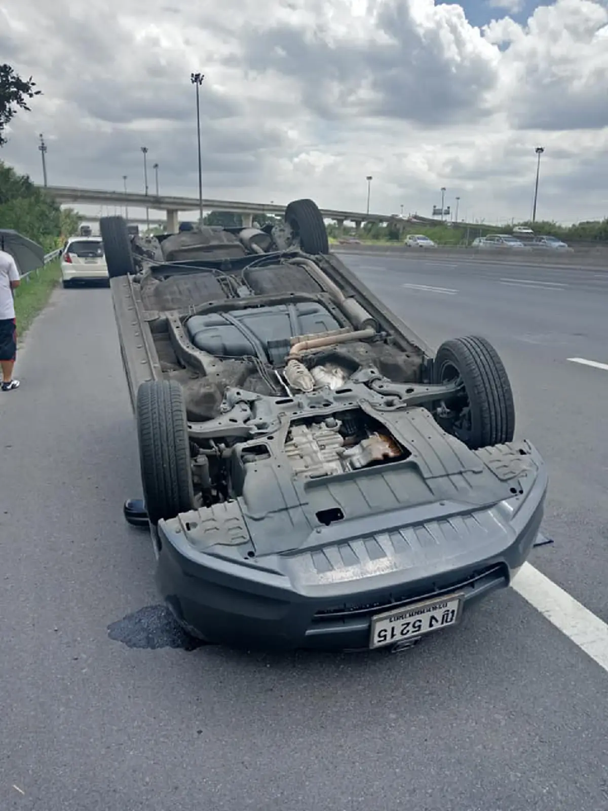 หวิดสิ้นชีพ? "กระบะหัวร้อน" ขับปาดหน้า "รถเก๋ง" เสียหลักพลิกคว่ำ! ชาวเน็ตจวกผิดทั้งคู่!! (คลิป)