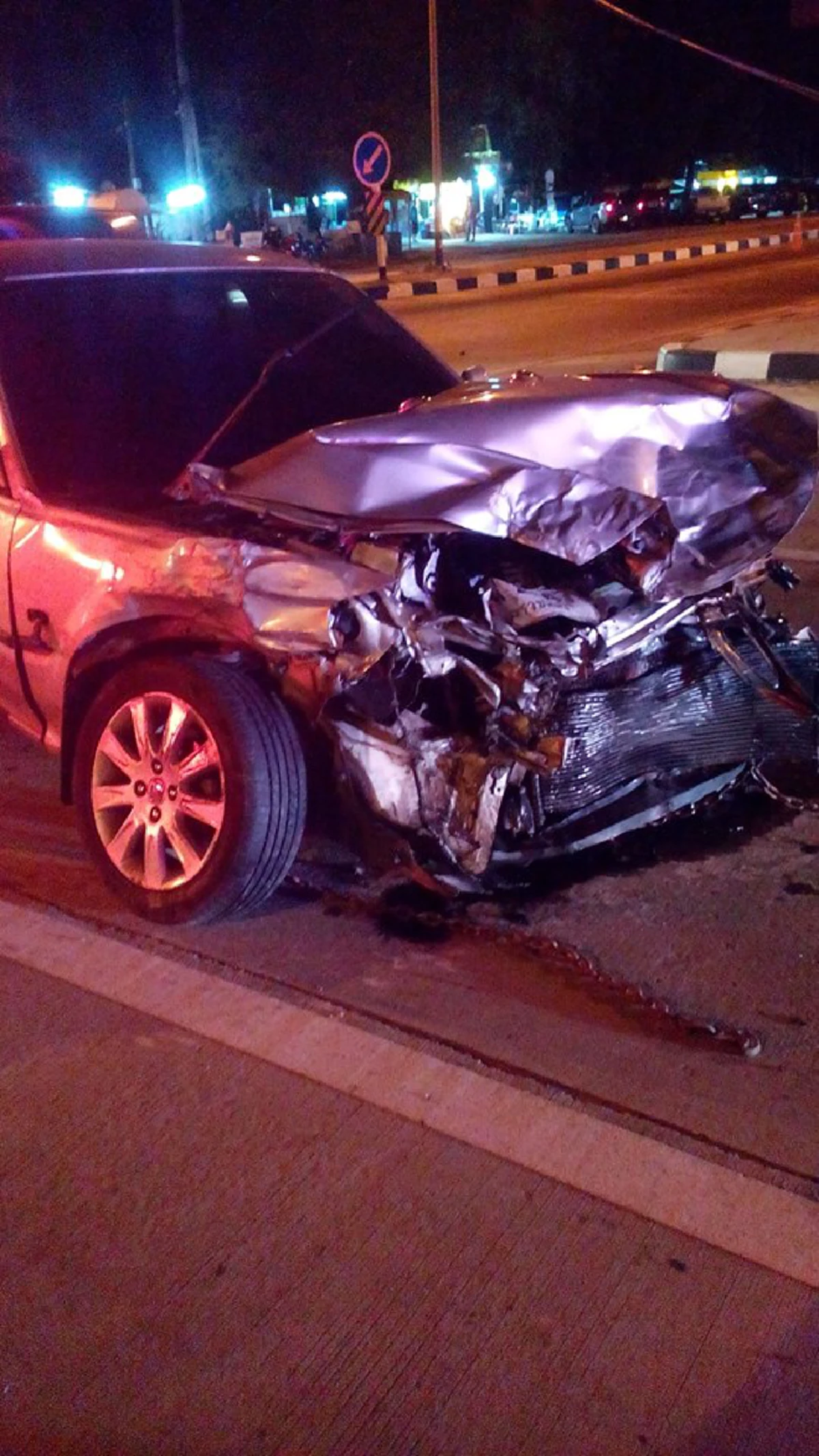 ดูไว้เลยพวกประมาท กระบะซิ่งฝ่าไฟแดงชนเก๋งกระเด็น คนบริสุทธิ์เกือบเสียชีวิตเพราะความชุ่ยสุดๆ