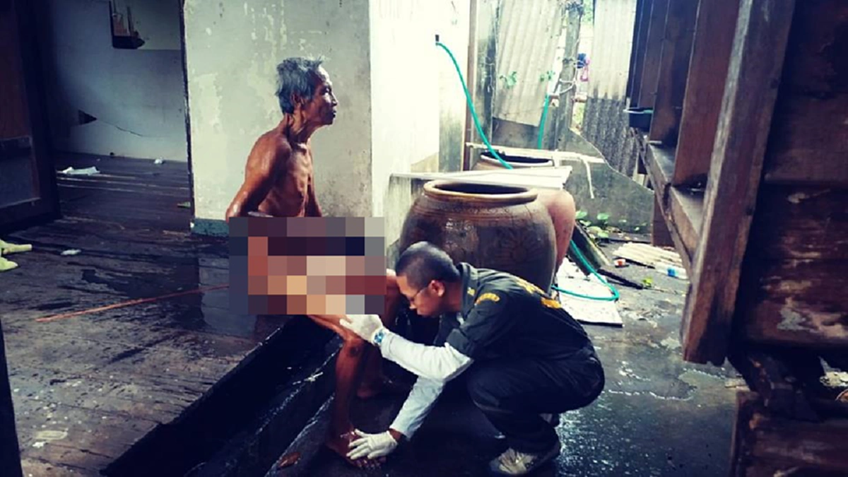 เศร้าชีวิต ลุงชราถูกทิ้งนอนเดี่ยวสภาพสุดอนาถเปื้อนเหม็นสุดๆ ชาวบ้านสงสารตามลูกดูแลเจอตอกกลับทำจุกหัวใจ