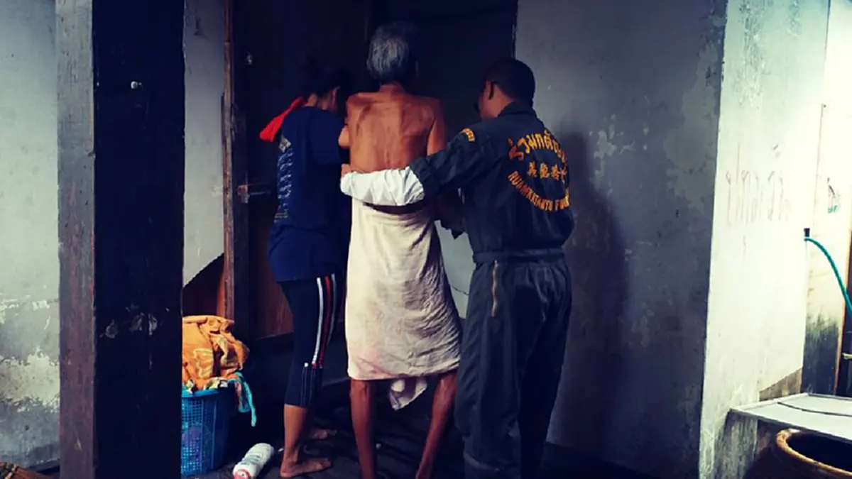 เศร้าชีวิต ลุงชราถูกทิ้งนอนเดี่ยวสภาพสุดอนาถเปื้อนเหม็นสุดๆ ชาวบ้านสงสารตามลูกดูแลเจอตอกกลับทำจุกหัวใจ