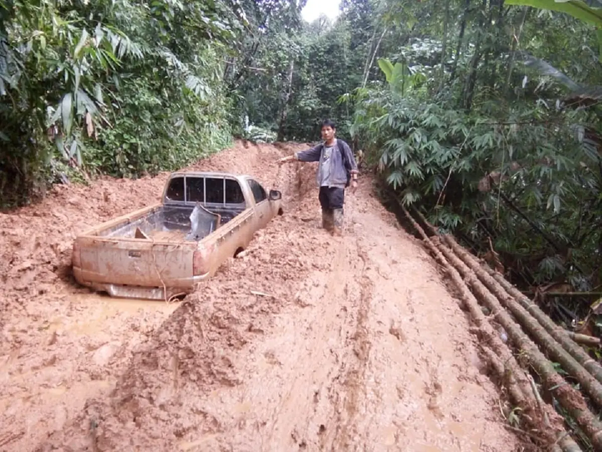 เปิดภาพถนนบ้านปางส่างคำจ.ตาก  เละสุดๆ จนกระบะจมโคลนเกือบมิดคัน  สะเทือนใจทำหญิงตั้งครรภ์แท้งลูกก่อนถึงรพ.
