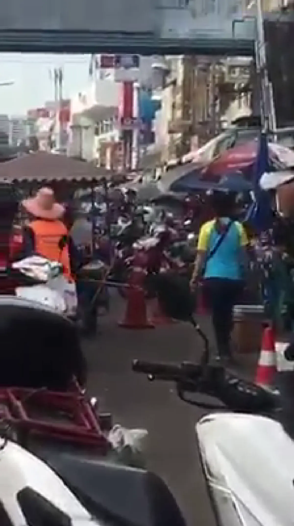 หนุ่มอัดคลิปถามตำรวจ ห้ามปชช.จอด แล้ววินมอไซค์ทำไมจอดได้ เจ้าตัวถึงกับอ้ำอึ้งไปไม่เป็น