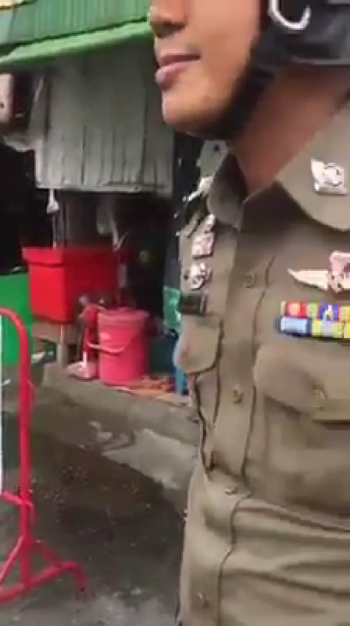 หนุ่มอัดคลิปถามตำรวจ ห้ามปชช.จอด แล้ววินมอไซค์ทำไมจอดได้ เจ้าตัวถึงกับอ้ำอึ้งไปไม่เป็น