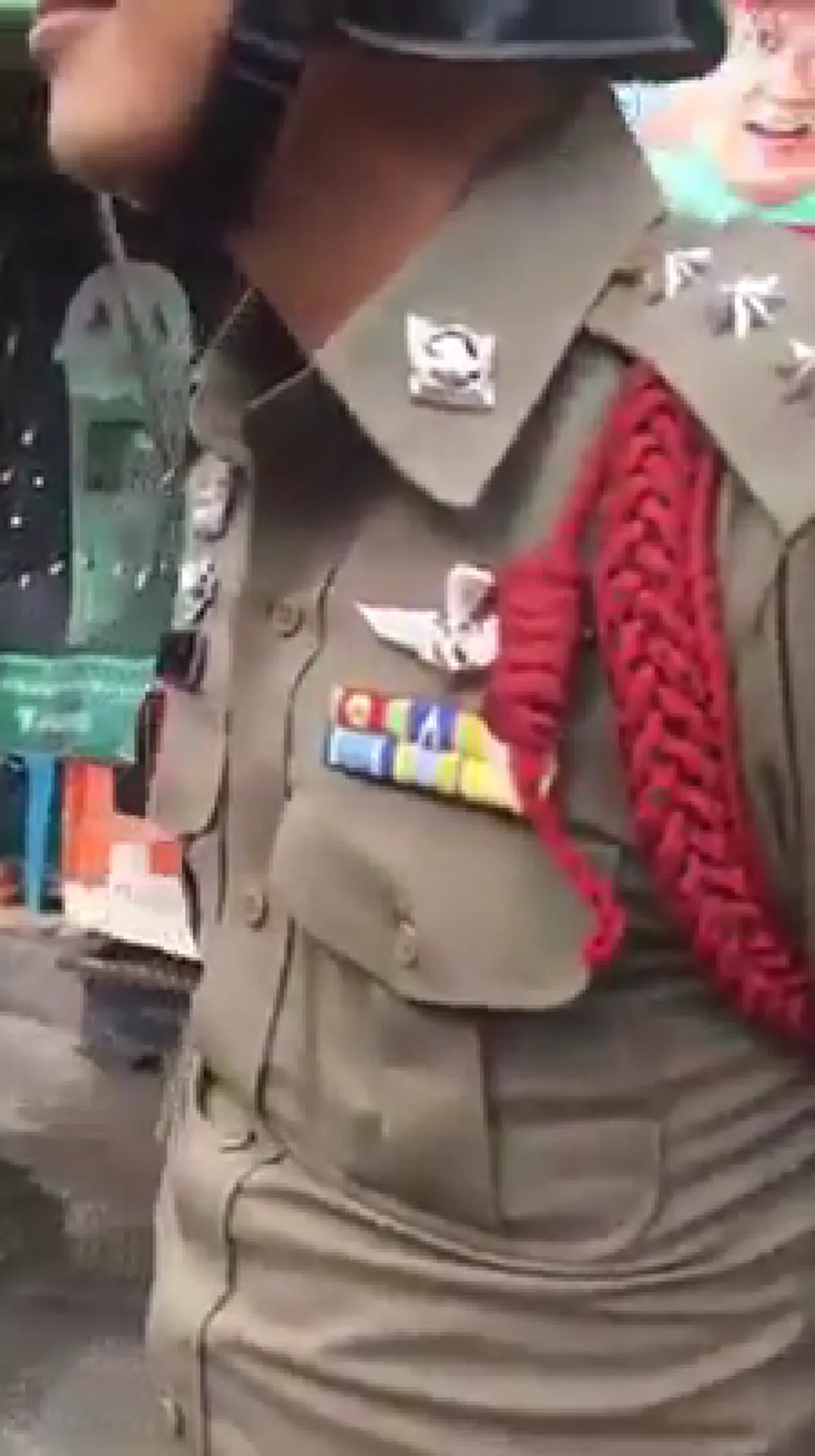 หนุ่มอัดคลิปถามตำรวจ ห้ามปชช.จอด แล้ววินมอไซค์ทำไมจอดได้ เจ้าตัวถึงกับอ้ำอึ้งไปไม่เป็น