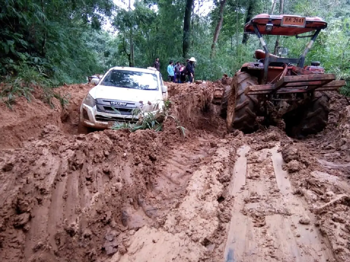 เปิดภาพถนนบ้านปางส่างคำจ.ตาก  เละสุดๆ จนกระบะจมโคลนเกือบมิดคัน  สะเทือนใจทำหญิงตั้งครรภ์แท้งลูกก่อนถึงรพ.