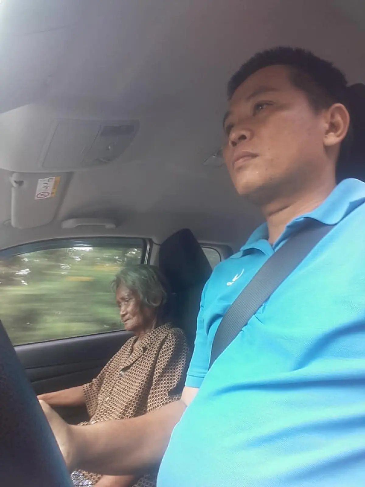 จะเอาที่ไหนมาซื้อข้าวกิน...ยายชราขอพึ่งคนแปลกหน้าพาไปกดเงิน หนุ่มยื่นน้ำใจงาม วาสนาคงพามาพบเจอกัน! (คลิป)