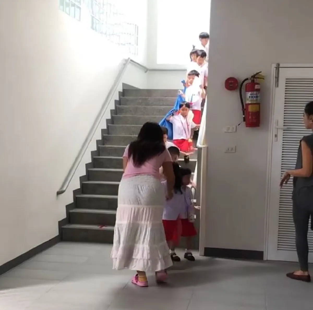 จ๊ะเอ๋ใครมารับเอ่ย!? "พลอย เฌอมาลย์ " แอบไปรับหลานชาย  "น้องทัพฟ้า"  ที่โรงเรียนครั้งแรก ด้อมๆ มองๆ ข้างกำแพง และวินาทีสุดประทับใจจึงบังเกิด