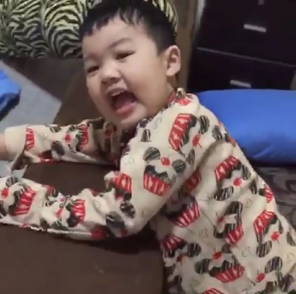 นายกลุงตู่น่ากลัว??!!! ใครว่านายกเป็นคนตลก ไม่ใช่ซะแล้ว เด็กบอก ลุงตู่ น่ากลัววว!!!! (มีคลิป)