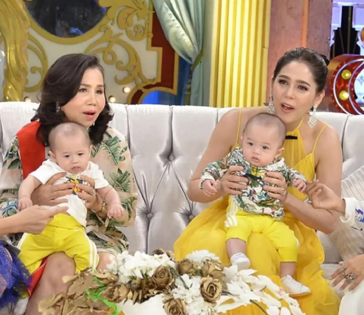 น่าเอ็นดูจังเลยลูก!!! เมื่อน้อง "สายฟ้า-พายุ" ถูกพิธีรกรแซวว่าหล่อกลางรายการดัง เลยมีปฏิกิริยาตอบโต้เบาๆ ทำเอาแฟนคลับกรี๊ดลั่นสตู!? (คลิป)